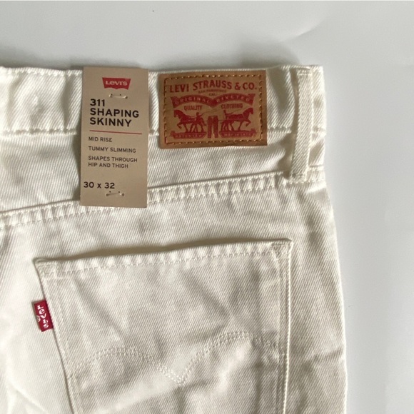 Levi’s Size 30 X 32 Women’s Mid Rise Tummy Slimming Shapes Hip And Thigh… - Picture 3 of 8